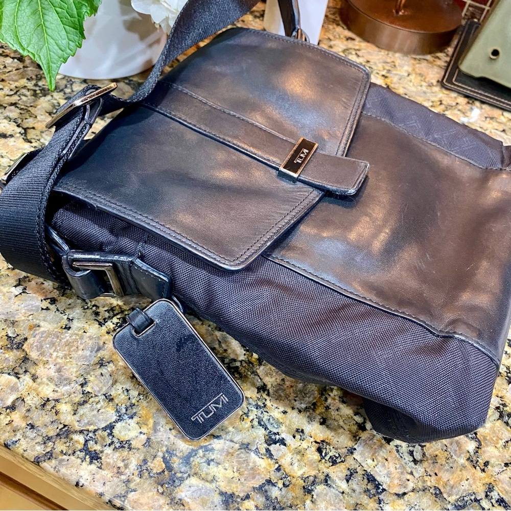 Tumi Black Leather Crossbody “ Map Bag” pre-loved , nice looking Tumi —Unisex - Picture 2 of 16